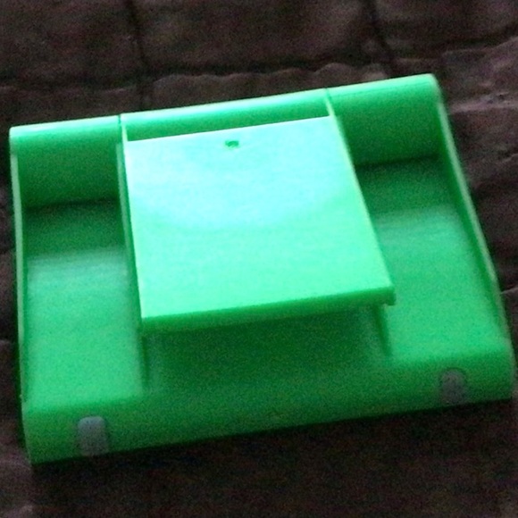 I ipad cover and a iPhone Stand. - Picture 7 of 10